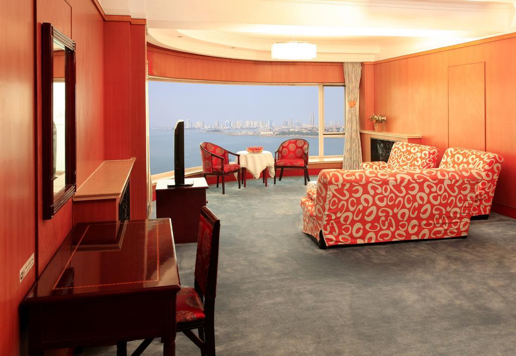 Donghai Grand Hotel Qingdao Oda fotoğraf